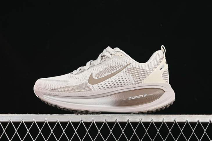 Picture of Nike Vomero 18 _SKUfw20771606875841752fw